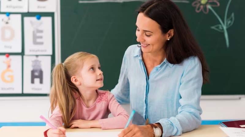 professora e aluna em sala de aula