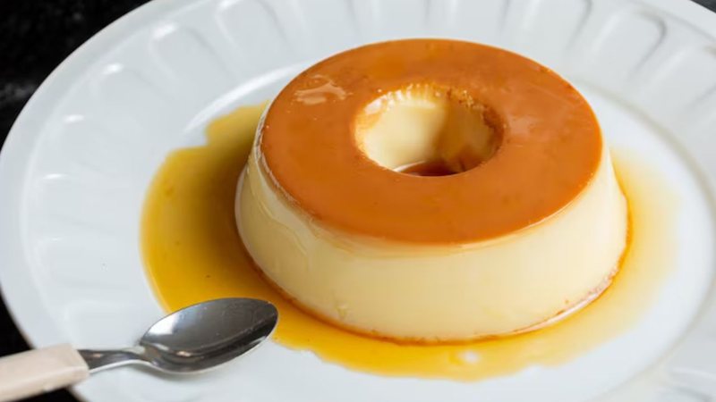 pudim sob prato branco