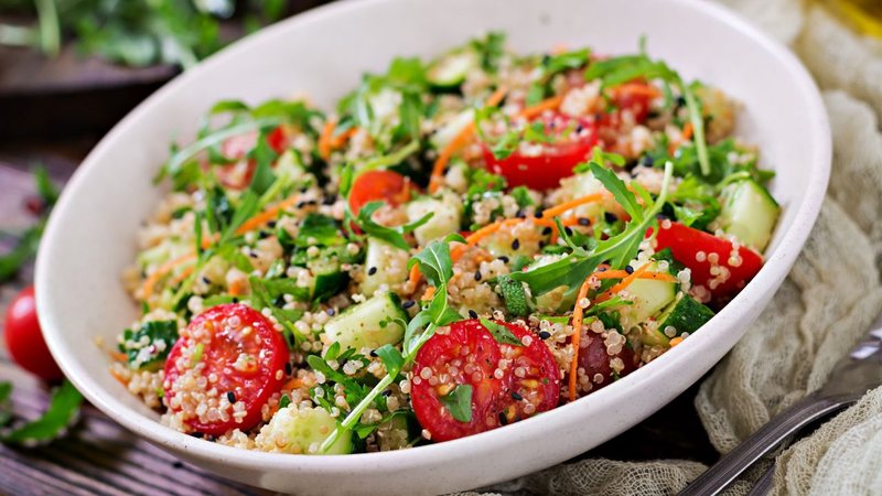 Salada com quinoa, tomate, rúcula e pepino