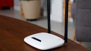 roteador de internet disposto sob mesa de madeira