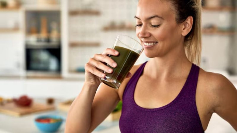 ,ulher tomando copo de suco verde