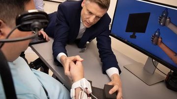 Homem com paralisia enfrentando testes médicos