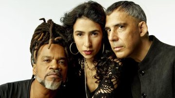 dois homens e uma mulher sob fundo branco neutro