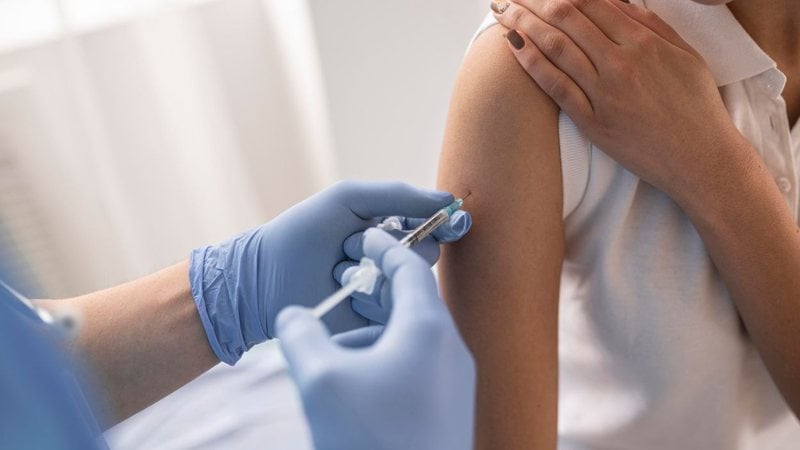 pessoa sendo vacinada contra a covid-19