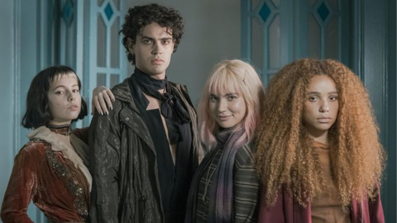 personagens da série lado a lado sob fundo neutro