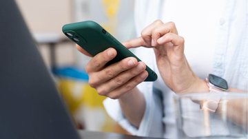 Pessoa usando o celular