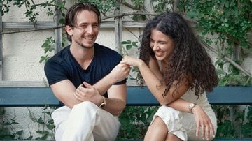 Mulher rindo de cantada