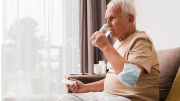 idoso tomando remédio