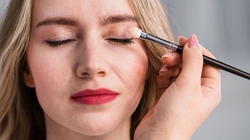 mulher fazendo maquiagem nos olhos