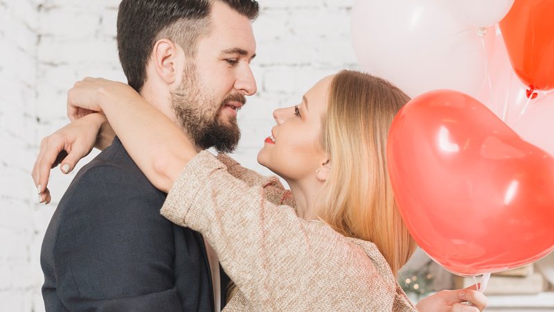 homem comemorando aniversário com a esposa