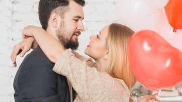 homem comemorando aniversário com a esposa