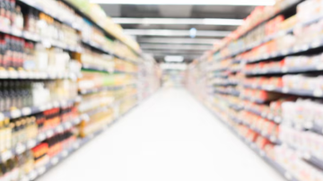 prateleiras de mercado dispostas uma na frente da outra.