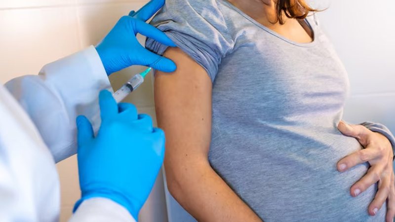 mulher grávida se vacinando