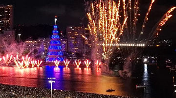 árvore de natal flutuante na enseada de botafogo em maio a show pirotécnico