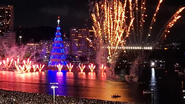árvore de natal flutuante na enseada de botafogo em maio a show pirotécnico