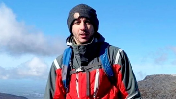 Atleta posando com roupas de frio.