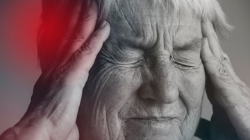 Idoso com as mãos sob a cabeça.