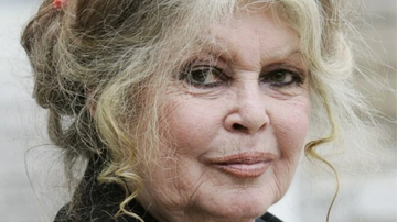 Brigitte Bardot posando com expressão neutra.