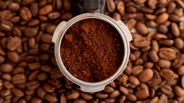 Pó de café, cercado de grãos de café.