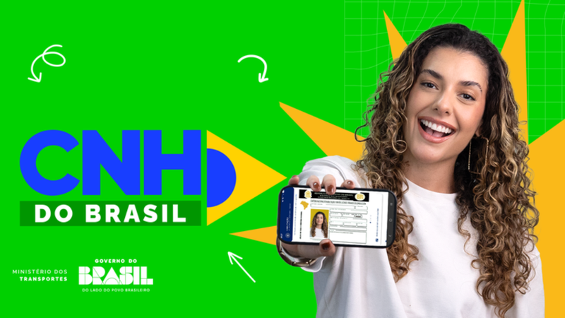 Mulher segurando celular contendo imagem de sua Carteira Nacional de Habilitação.