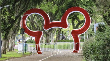 arco em formatos de orelhas do Mickey em parque situado em Curtiba, no Paraná