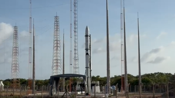 Foguete coreano em sítio de lançamento em solo brasileiro.