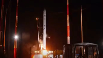 Foguete coreano sendo lançado em solo brasileiro.