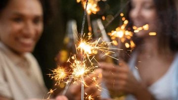 Amigos celebrando o Ano-Novo