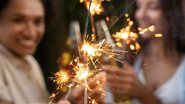 Amigos celebrando o Ano-Novo