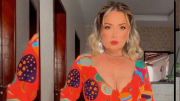 Influenciadora posando para a câmera.