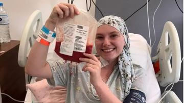 Isabel deitada em cama de hospital fazendo tratamento.