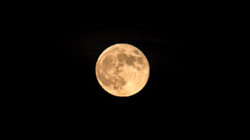 Lua brilhante sob céu escuro.