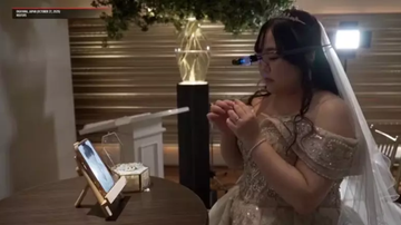 Noiva usando VR durante casamento.