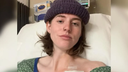 Paige Seifert deitada em cama de hospital.