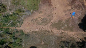 Sítio com pegadas de dinossauros visto de cima.