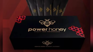 Caixa de produto mel 'Power Honey' sob fundo vermelho.
