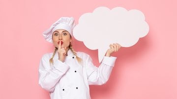 chef de cozinha fazendo sinal de primeiro com o dedo