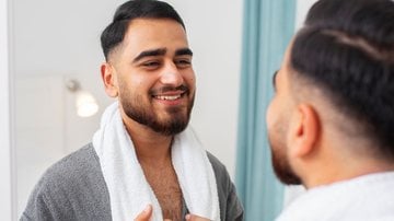 homem olhando no espelho e sorrindo