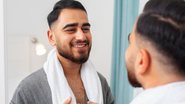 homem olhando no espelho e sorrindo
