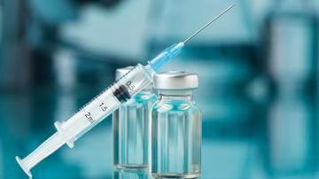 Vacina em cima de potes contendo imunizante.