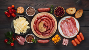 Alimentos embutidos industrializados.