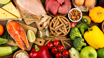 alimentos diversos dispostos sobre mesa.