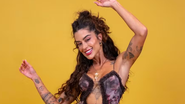 Aline Campos posando sorridente.
