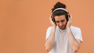 Pessoa ouvindo música com expressão facial neutra.