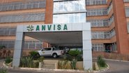 Imagem da fachada de prédio da anvisa.