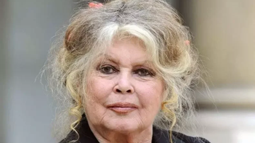 Brigitte Bardot já mais velha, encarando a câmera.