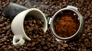 Pó e grãos de café.