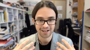 Álex Gomez Martin, cientista, falando durante chamada de vídeo.