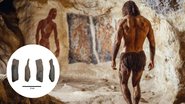 Homem das cavernas com ferramentas encontradas por arqueólogos.