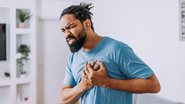 Homem sofrendo infarno do miocardio.